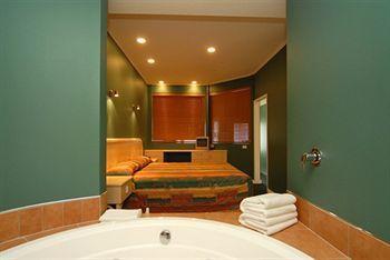 Shoreline Motel 4*